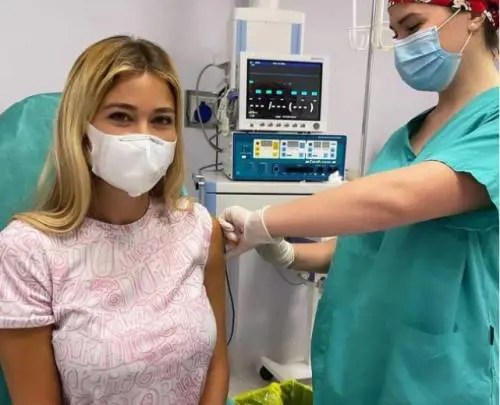 "Non sembra reale". Bufera web sulla Leotta dopo il vaccino