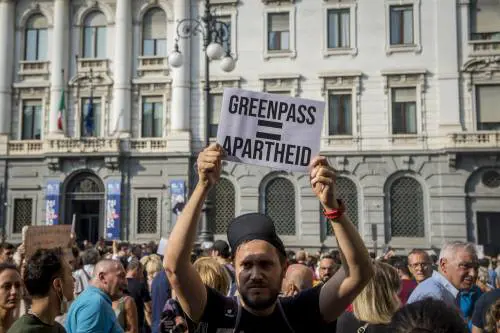La fronda no-pass scende in piazza: "Noi andiamo dove vogliamo"