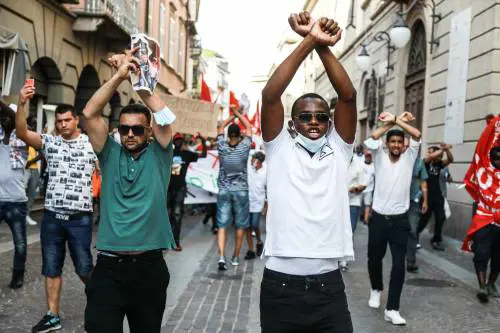 La sorella di Youns e il corteo "rosso" "Assassini, assassini"