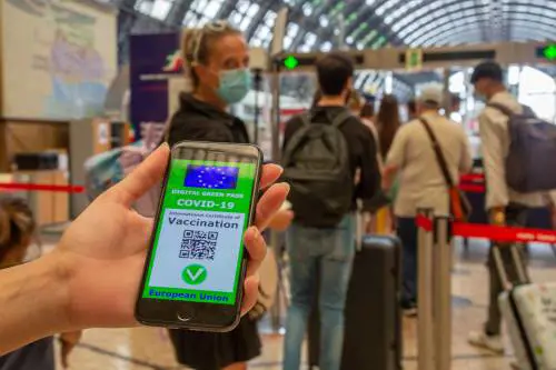 Stretta su navi, treni e aerei: verso il green pass obbligatorio