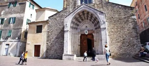 Vuole fare chierichetta, ma il parroco dice no: "Solo maschietti"