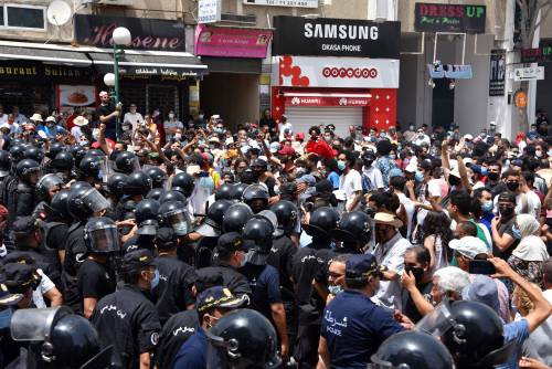 Tunisia, l'ora delle purghe. E l'Italia teme i terroristi