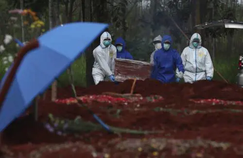 In Indonesia allarme tra i bambini: 100 morti alla settimana e reparti pieni