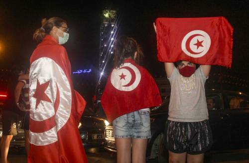 Tunisia, svolta autoritaria. Manifestazioni vietate. Ennahda chiede di votare