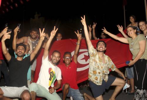 Tunisia nel caos, via il premier. Sospeso anche il Parlamento