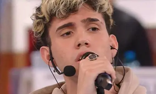 "Arrogante, snobba i fan". Aka7even nella bufera