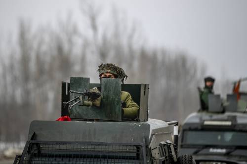 Oltre 200 mila uomini al confine: la “pace armata” che preoccupa Mosca
