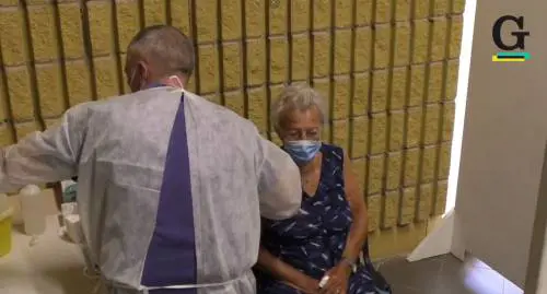 Ecco il vaccino casa per casa: "Io, a 104 anni, l'ho fatto per i figli"