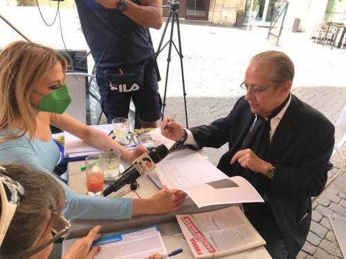 Paolo Berlusconi firma i referendum sulla giustizia