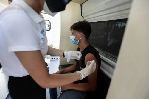 "Calano gli anticorpi". Così torna l'ipotesi terza dose