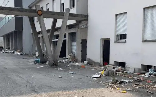 Migranti nell'edificio occupato dell'ex area casa editrice Ricordi