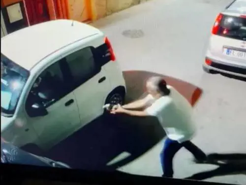Il consigliere leghista spara 4 colpi all'ex socio