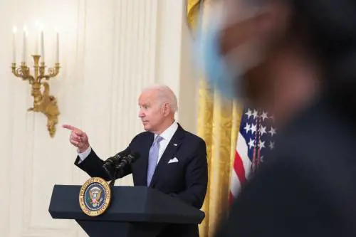 "Non possiamo restare all'infinito". E Biden scarica su Trump