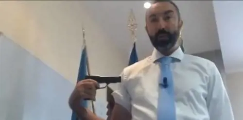 Il delirio di Barillari. L'ex grillino "spara" sui vaccini: "Roulette russa"