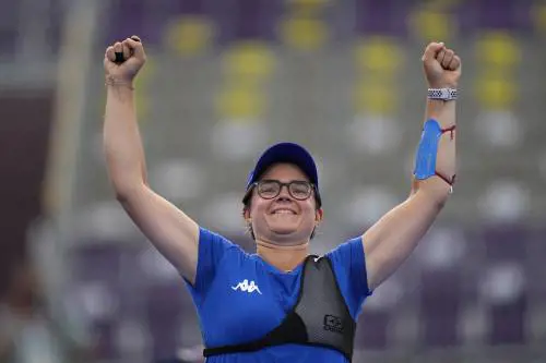 Lucilla fa centro 2 volte. Una freccia di bronzo e l'altra per fare outing