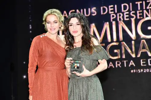 "Escono e hanno il Covid": grande imbarazzo per il focolaio tra i vip