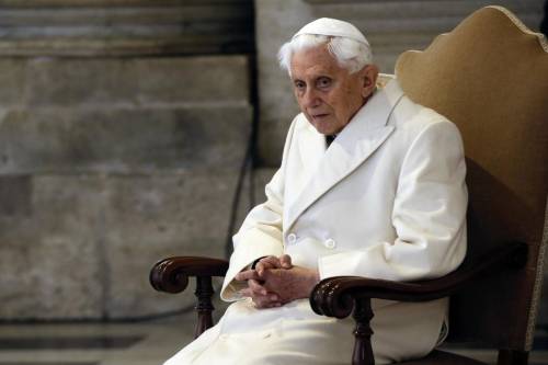 Neanche da morto lasciano in pace Ratzinger: la 