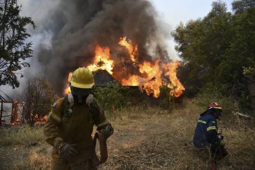 Incendi fuori controllo a Catania. 150 persone messe in salvo via mare