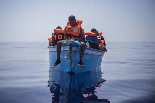 "Modello vincente". Le Figaro promuove il governo Meloni sull’immigrazione 