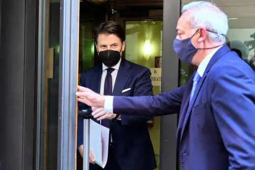 "Candidarmi? Il M5S mi impegna troppo". Ma Conte trova il tempo per insegnare