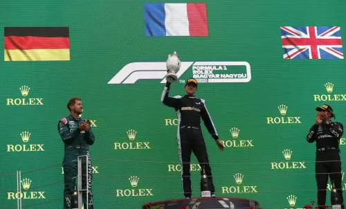 A Ocon il Gp lunapark. Ma gode sempre Lewis. Per Sainz podio di sera