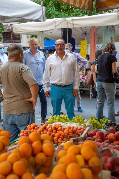 La campagna d'agosto tra angurie e sangria. E "sfida" a distanza il 15