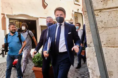 "Il reddito non si tocca". Ma Conte non fa tremare nessuno...