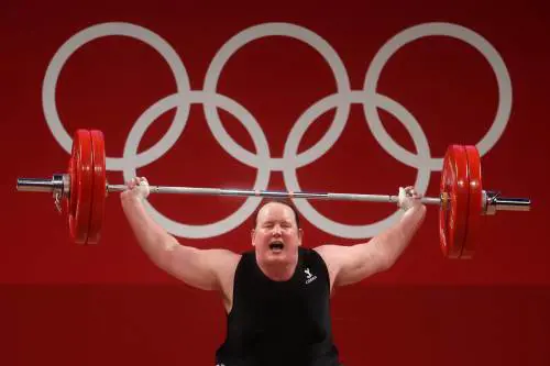 Fallisce tre tentativi di sollevamento: fuori dai Giochi la prima atleta trans