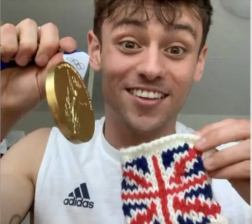 Fare l’uncinetto come il campione olimpico Tom Daley? Fa bene a corpo e spirito