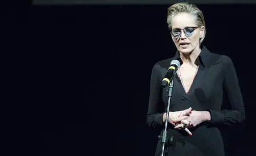"Tutti devono essere vaccinati sul set". E Sharon Stone viene minacciata