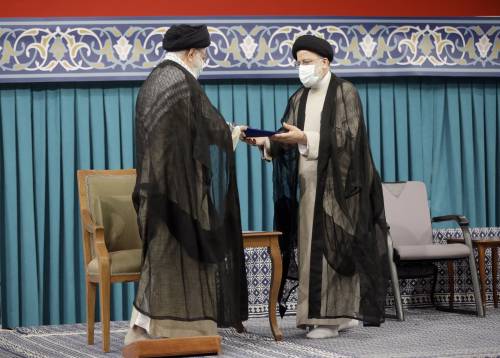 L'Iran dà il via all'era Raisi: attaccate 4 petroliere in Oman