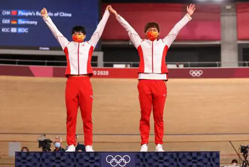 Due cinesi sul podio con la spilla di Mao. E il Cio usa il pugno duro su Hiroshima