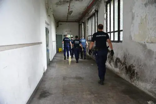 Sgombero "elettorale" alla scuola di via Zama. Fi: "Ora non diventi un centro di accoglienza"