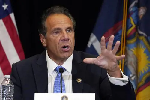 Cuomo, via anche la sua collaboratrice DeRosa. L'accusatrice: "Voleva soddisfazione sessuale"