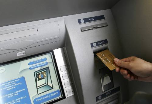 Sistema bancomat in tilt.E scoppia la polemica sui pagamenti digitali