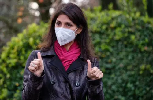 Quel piano della Raggi che fa tremare Conte 