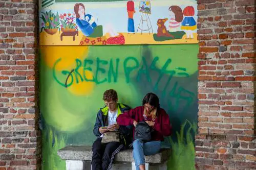 Green pass al via: sarà dimezzato il costo dei test. Dubbi sui controlli