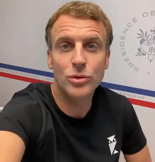 "È un simbolo satanico". Quel dettaglio sulla maglietta di Macron