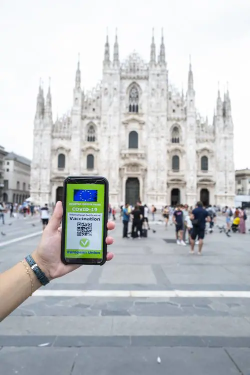 Il via al green pass tra file per i test ed esercenti restii "Controlli disastro"