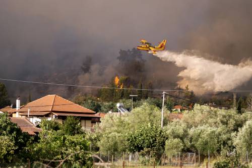 Estate di fuoco: la Grecia devastata dai roghi. Paura ed evacuazioni a Evia, l'isola di Lady D