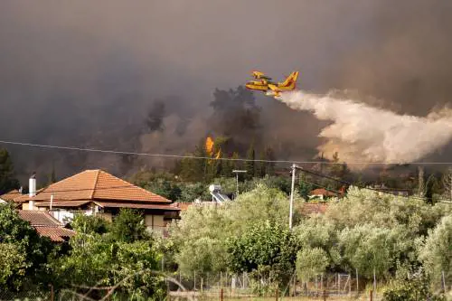Estate di fuoco: la Grecia devastata dai roghi. Paura ed evacuazioni a Evia, l'isola di Lady D