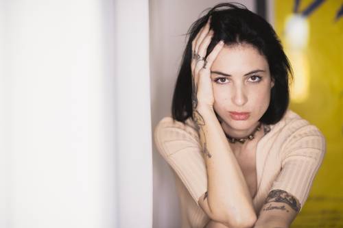 "Mia madre mi picchiava e diceva: 'È per il tuo bene'". La dolorosa autobiografia di Ema Stokholma
