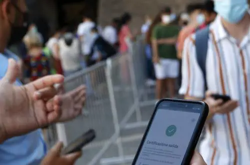 Green pass falsi venduti anche a 500 euro. Maxi indagine, coinvolti 32 canali Telegram