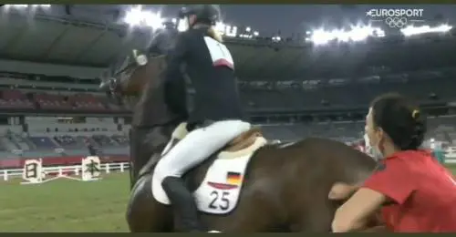Picchia il cavallo che non vuole saltare: espulsa dalle Olimpiadi