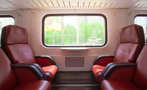 Marocchino vuole stuprare la ragazzina. Ma resta "fregato" dal treno
