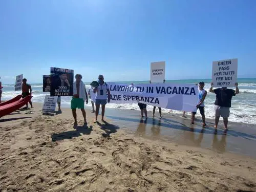 Speranza assediato in vacanza: "Noi senza Green pass?"