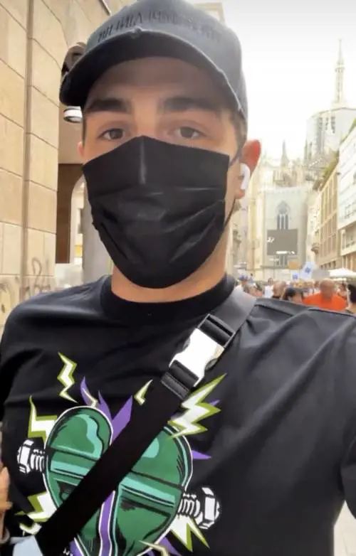 Zorzi finisce nel corteo no vax: minacciato di morte