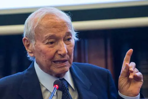 Piero Angela sbotta: "Al ristorante non chiedono il green pass"