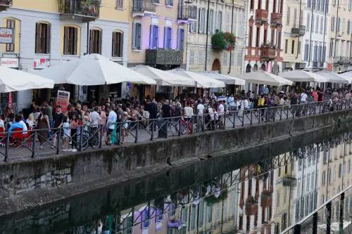 Scattano i divieti per la movida. E le prime multe agli esercenti