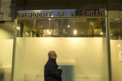 Vomito, urina e anche vetri rotti sul Memoriale della Shoah